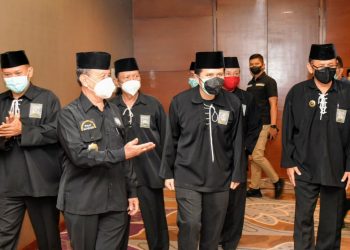 Wakil Gubernur Jawa Timur Emil Elestianto Dardak saat menghadiri Rapat Koordinasi Wilayah (Rakorwil) Pusat Persatuan Setia Hati Terate (PSHT) yang bertemakan "Memperkokoh Persaudaraan dan Sinergitas Menuju 100 Tahun PSHT" di Hotel Surya, Kecamatan Prigen, Kabupaten Pasuruan.