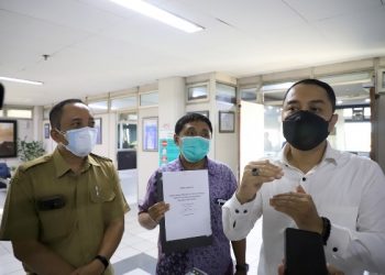 Wali Kota Surabaya Eri Cahyadi bersama Ketua Pansel Direksi PDAM Surya Sembada Kota Surabaya, Wawan Aris Widodo (tengah) dan Kepala Bagian Perekonomian dan Usaha Daerah Agus Hebi Djuniantoro saat berada di kantor PDAM Surabaya.