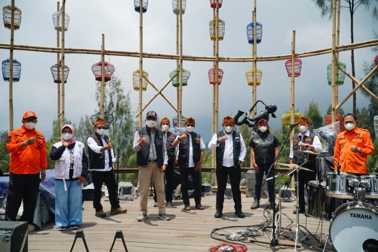 Plh Sekdaprov Jatim Heru Tjahjono meninjau persiapan Jazz Gunung 2021 di Amfiteater Terbuka Jiwa Jawa Resort Bromo, Kabupaten Probolinggo.