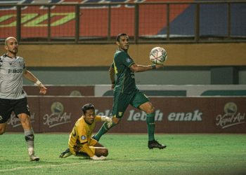 Jose Wilkson Teixiera Rocha mencetak gol keduanya dalam pertandingan Persebaya melawan Tira Persikabo. Persebaya menang dengan skor akhir 3-1. (foto: Persebaya.id)