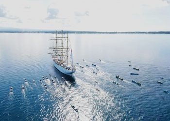 Menggunakan perahu kecil, para nelayan pesisir pantai Morotai turut menyambut kedatangan KRI Bima Suci.