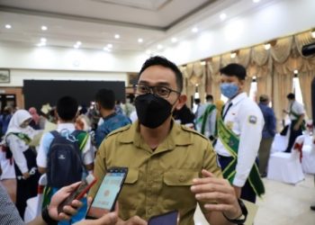 Kepala Bagian Humas Pemkot Surabaya, Febriadhitya Prajatara.