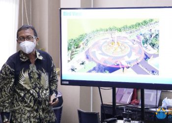 Kepala Subdirektorat Pengawasan Implementasi Master Plan Ir Rachmad Basuki MT saat mempresentasikan rancangan desain gerbang ITS kepada Wali Kota Surabaya Eri Cahyadi.