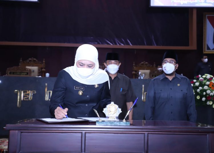 Khofifah Indar Parawansa menandantangani ota kesepakatan perihal KUA dan PPAS tentang perubahan APBD Jawa Timur tahun anggaran 2021.