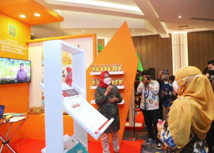 Gubernur Jatim Khofifah Indar Parawansa mengunjungi stan pameran yang merupakan rangkaian kegiatan launching program “Kecamatan CETTAR.