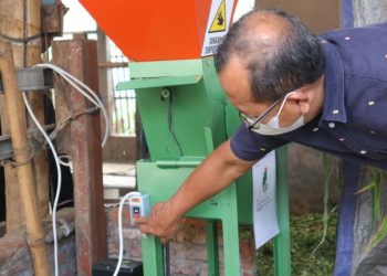Mesin pencacah rumput bertenaga listrik hasil modifikasi tim KKN Abmas ITS di di Kecamatan Karangploso, Kabupaten Malang.