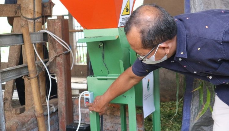 Mesin pencacah rumput bertenaga listrik hasil modifikasi tim KKN Abmas ITS di di Kecamatan Karangploso, Kabupaten Malang.
