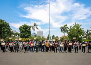 Wali Kota Surabaya Eri Cahyadi bersama Forkopimda Surabaya dan para relawan 'Surabaya Memanggil'. Foto bersama ini dilaksanakan di sela pemberian piagam kepada para relawan atas kerja keras mereka dalam membantu penanganan Covid-19.