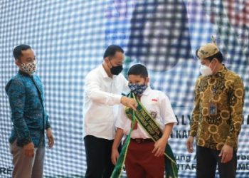 Wali Kota Surabaya Eri Cahyadi memasangkan selempang dan memberikan penghargaan kepada finalis Pangeran dan Puteri Lingkungan Hidup Tahun 2021.
