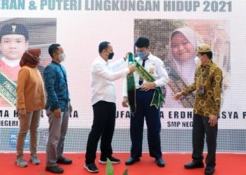 Wali Kota Surabaya Eri Cahyadi memasangkan selempang dan menyerahkan 51 penghargaan kepada para finalis Pangeran dan Puteri Lingkungan Hidup Tahun 2021.
