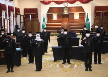 Gubernur Jawa Timur Khofifah Indar Parawansa berfoto bersama usai mengambil sumpah jabatan dan melantik 17 Pejabat Pimpinan Tinggi Pratama atau Eselon II di lingkungan Pemprov Jawa Timur.