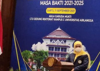 Khofifah Indar4 Parawansa memberikan sambutan saat pelantikan Ikatan Alumni Universitas Airlangga (IKA Unair) masa bakti 2021-2025.