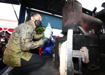 Wali Kota Surabaya Eri Cahyadi menghadiri dan ikut memusnahkan narkoba hasil Operasi Tumpas Narkoba Semeru 2021 di Polrestabes Surabaya.