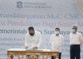 Wali Kota Eri Cahyadi saat acara penandatanganan Nota Kesepahaman Bersama (NKB) terkait CSR beasiswa pendidikan bagi siswa MBR di Balai Kota Surabaya.