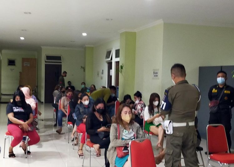 Pendataan terhadap karyawan dan pengunjung RHU yang disegel Satpol PP karena kedapatan beroperasional saat PPKM level 3.