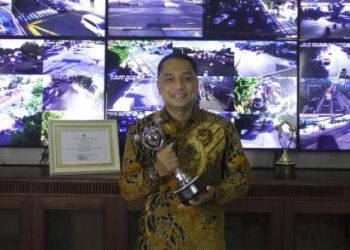 Wali Kota Surabaya Eri Cahyadi membawa piala Anugerah Parahita Ekapraya dari Kementerian Pemberdayaan Perempuan dan Perlindungan Anak Kategori Mentor.