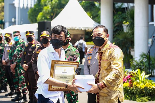 Wali Kota Surabaya Eri Cahyadi memberikan piagam penghargaan kepada relawan Surabaya Memanggil di halaman Balai Kota Surabaya.