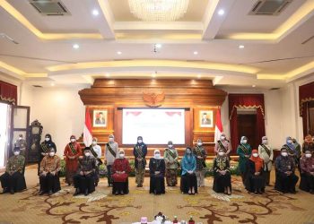 Gubernur Jatim Khofifah Indar Parawansa berfoto bersama usai mengukuhkan 35 Bunda PAUD kabupaten/kota se-Provinsi Jatim. Pengukuhan dilakukan secara hybrid di gedung Negara Grahadi Surabaya.