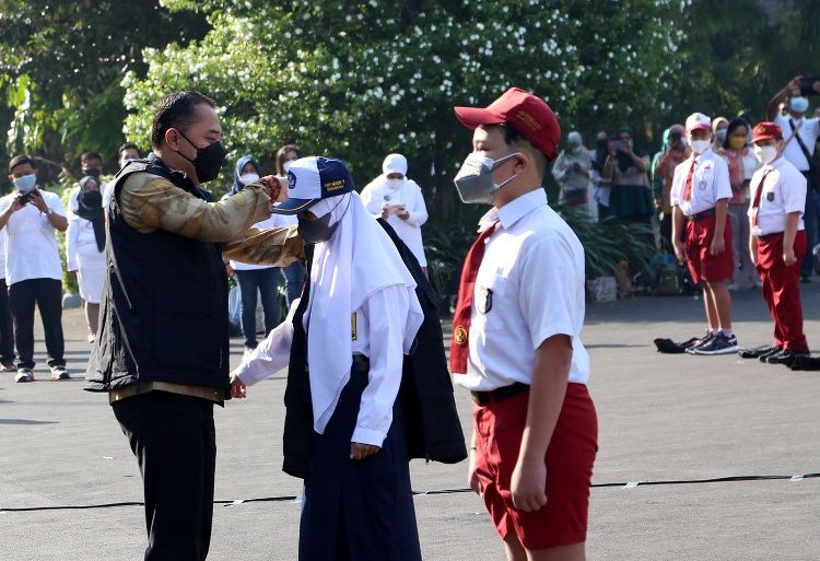Wali Kota Surabaya Eri Cahyadi mengukuhkan Tim Siswa Satgas Sekolah di halaman Taman Surya.