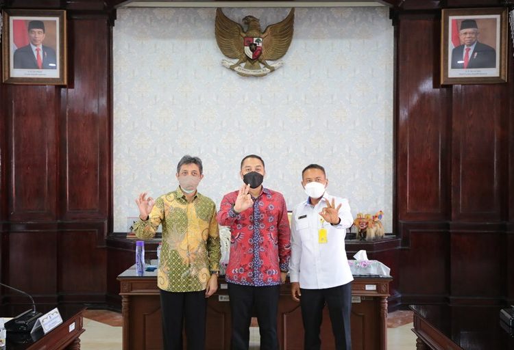 Wali Kota Surabaya Eri Cahyadi bersama Kepala Kantah Surabaya II, Lampri dan Kepala Kantah Surabaya I Kartono Agustiyanto di ruang sidang wali kota, Balai Kota Surabaya.