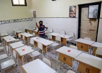 Petugas sekolah melakukan penyemprotan disinfektan di salah satu kelas di SMPN 3 Surabaya yang akan digunakan sebagai ruang pembelajaran tatap muka terbatas.