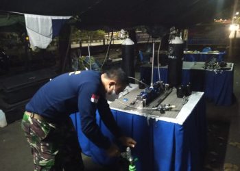 Meski Jawa Timur sudah bebas zona merah Covid-19, TNI Angkatan Laut khususnya Koarmada II yang bermarkas di Surabaya, Jawa Timur tetap siaga. TNI AL tetap konsisten mengoperasikan depo isi ulang oksigen gratis bagi masyarakat.