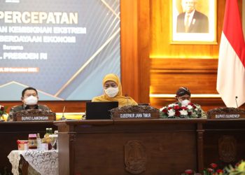 Gubernur Jatim Khofifah Indar Parawansa dalam Rakor Percepatan Penanggulangan Kemiskinan Ekstrem bersama dengan gubernur dan bupati/wali kota dari 7 provinsi yang menjadi percontohan atau pilot project program ini secara virtual.