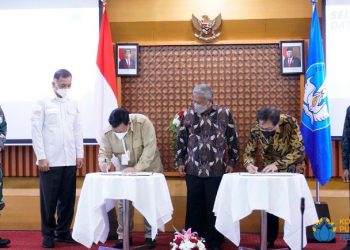 Rektor ITS Prof Dr Ir Mochamad Ashar MEng (meja kanan) dan Menteri Pertahanan Letjen TNI (Purn) Prabowo Subianto (meja kiri) menandatangani MoU disaksikan oleh Ketua MWA ITS Prof Dr M Nuh DEA.