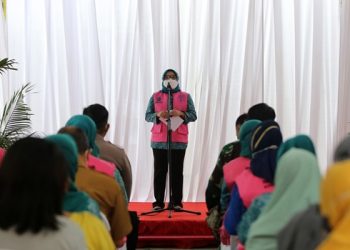 Ketua Tim Penggerak PKK Kota Surabaya Rini Indriyani memberikan sambutan dalam acara penyaluran bantuan sosial kepada ibu hamil di Kecamatan Krembangan.