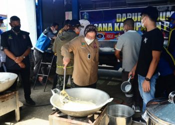 Mensos Tri Rismaharini berada di dapur umum dalam simulasi penanganan bencana alam dan