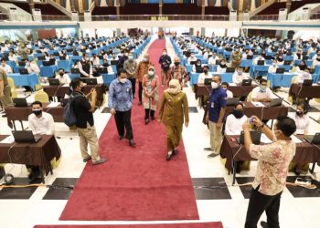 Gubernur Jawa Timur Khofifah Indar Parawansa meninjau pelaksanaan SKD dan seleksi kompetensi tersebut di Graha Unesa Surabaya.