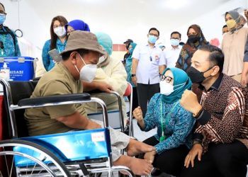Wali Kota Surabaya Eri Cahyadi bersama Ketua TP PKK Surabaya Rini Indriyani berdialog dengan penyandang disabilitas yang hendak divaksin dalam  Gebyar Vaksin Disabilitas.