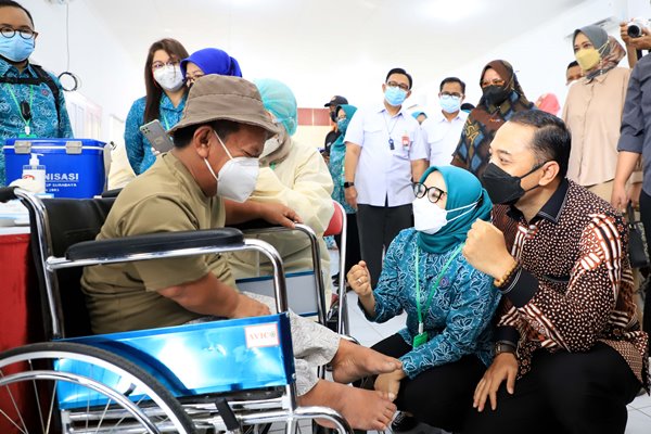 Wali Kota Surabaya Eri Cahyadi bersama Ketua TP PKK Surabaya Rini Indriyani berdialog dengan penyandang disabilitas yang hendak divaksin dalam  Gebyar Vaksin Disabilitas.
