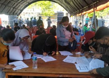 Masyarakat maritim Labuan Bajo antusias mengikuti serbuan vaksin Sinovac dosis kedua.