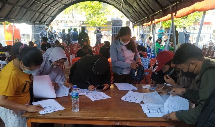 Masyarakat maritim Labuan Bajo antusias mengikuti serbuan vaksin Sinovac dosis kedua.