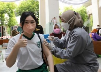 Pelaksanaan vaksinasi di vaksinasi di sekolah Santa Maria Jalan Raya Darmo 49 Surabaya.