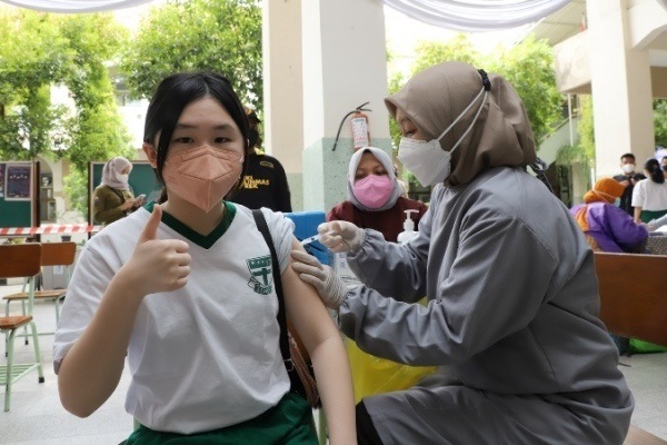 Pelaksanaan vaksinasi di vaksinasi di sekolah Santa Maria Jalan Raya Darmo 49 Surabaya.