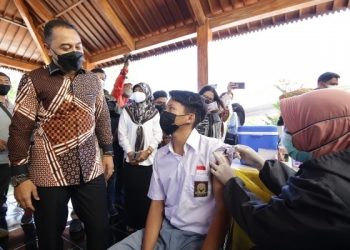 Wali Kota Surabaya Eri Cahyadi saat meninjau pelaksanaan vaksinasi dosis pertama untuk pelajar di SMAN 21 Surabaya.