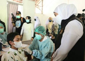 Gubernur Jatim Khofifah Indar Parawansa saat meninjau pelaksanaan vaksinasi berbasis pelajar yang digelar di SMA Khadijah Surabaya.