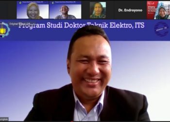 Wahyu Pamungkas menjawab pertanyaan dari para peserta dalam webinar  promosi doktornya yang dihelat secara daring.