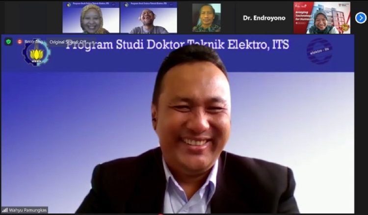 Wahyu Pamungkas menjawab pertanyaan dari para peserta dalam webinar promosi doktornya yang dihelat secara daring.