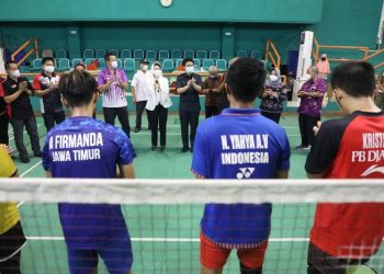 Wakil Gubernur Jatim Emil Elestianto Dardak dan Arumi Bachsin mendatangi tempat latihan atlet bulutangkus Jatim yang akan berangkat ke PON Papua XX/2021