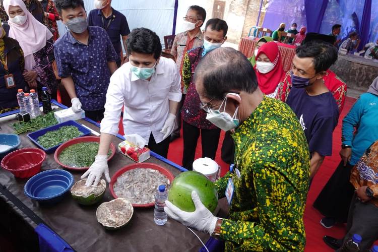 Wakil Gubernur Jatim Emil Elestianto Dardak didampingi Bupati Magetan Suprawoto meninjau kerja nyata hasil produksi pertanian organik berupa beras di Desa Sumursongo, Kecamatan Karas, Magetan.