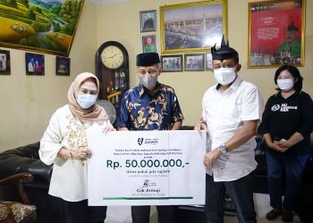 Wakil Wali Kota Armuji memberikan bantuan Rp 50 juta kepada seniman ludruk legendaris Cak Kartolo.