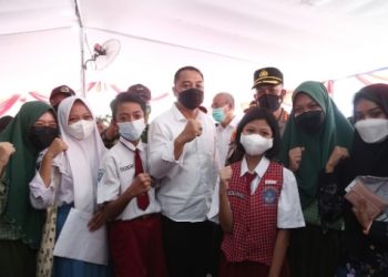 Wali Kota Surabaya Eri Cahyadi bersama Kapolrestabes Surabaya Kombespol Akhmad Yusep Gunawan meninjau vaksinasi di Perumahan Rungkut Mapan Barat, Kelurahan Rungkut Tengah, Kecamatan Gununganyar.