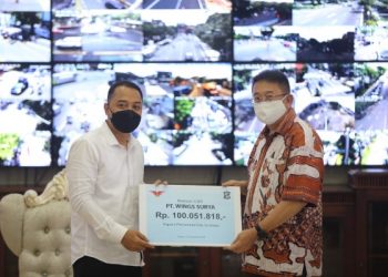 Wali Kota Surabaya Eri Cahyadi secara simbolis menerima bantuan Corporate Social Responsibility (CSR) berupa alat cetak KTP elektronik (KTP-el) dan Kartu Identitas Anak (KIA).