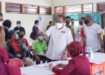 Wakil Wali Kota Surabaya, Armuji meninjau penyerahan bansos Jaring Pengaman Sosial (JPS) di kantor Kelurahan Klampis Ngasem dan Balai RW X Pacarkeling.