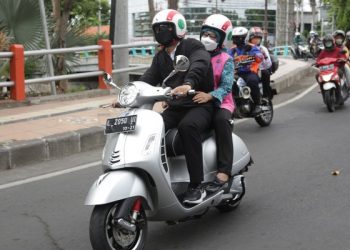 Wali Kota Surabaya Eri Cahyadi bersama Ketua Tim Penggerak PKK Kota Surabaya Rini Indriyani menaiki vespa menuju kantor Kecamatan Krembangan untuk menyalurkan bantuan sosial (bansos) kepada ibu hamil.