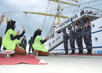 Kedatangan KRI Bima Suci di di dermaga pos TNI AL Sei Pancang Sebatik, Kabupaten Nunukan, Kalimantan Utara, disambut dengan tarian daerah.