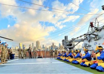 Para prajurit KRI Sultan Iskandar Muda-367 memberikan sambutan kepada Head of Mission/Force Commander (HoM/FC) UNIFIL Mayor Jenderal Stefano Del Col dengan pentas kesenian.